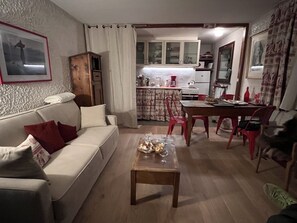 Salon avec canapé-lit /cuisine
Possibilité d'isoler le couchage avec un rideau