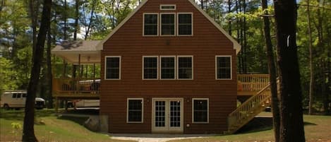 Lakeside View: gather around the fire pit or relax on the screened in porch