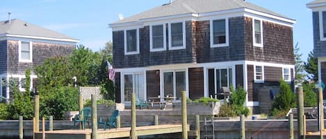 House sits on Watson Creek Lagoon