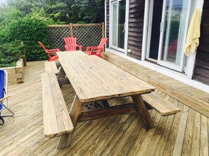 Large Deck with 2 picnic tables