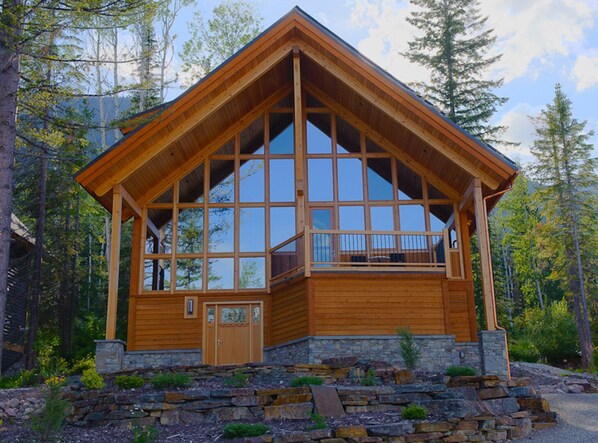 Dogtooth Vista - A mountain modern chalet!