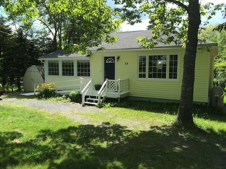 Wildrose Cottage and front entrance.