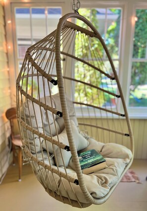 Relax on the Egg Swing
