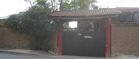 Welcome to Las Cascadas. Porton electrico. Electric gate