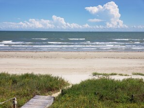 A few steps to the beach!