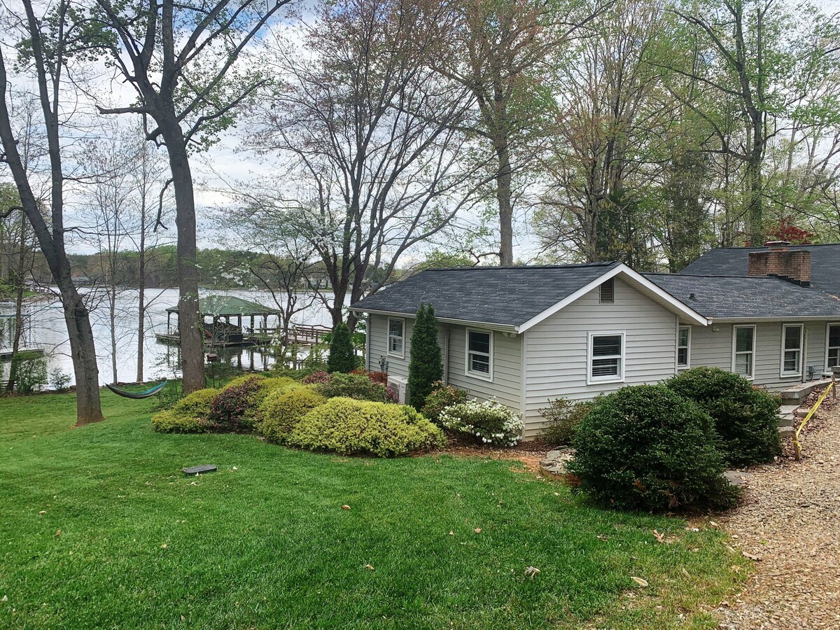 Relaxing Lake Retreat With Canoe, Kayaks and Paddle Board