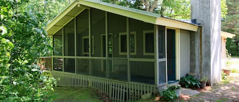 Front of cabin w/ screened in porch