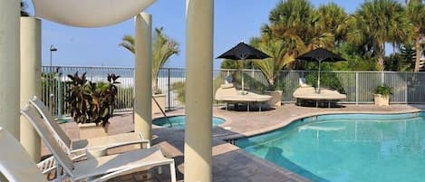 Gorgeous Pool and Spa Next to Beach 