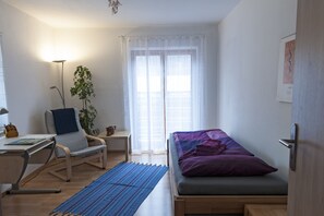 Ferienwohnung 65 m²,1 Wohnschlafzimmer, 1 Kinderschlafzimmer, Küche, Balkon-Kinderzimmer
