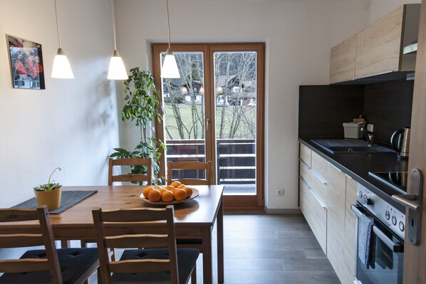 Ferienwohnung 65 m²,1 Wohnschlafzimmer, 1 Kinderschlafzimmer, Küche, Balkon-Küche