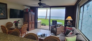 OCEANFRONT LIVING ROOM, SPLIT A/C, 55" SMART TV, WOVEN WOOD WINDOW COVERINGS