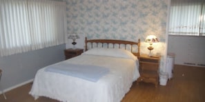 Hugh Master Bedroom, Queen Bed