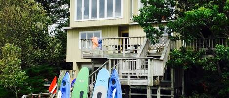 Beach toys included: 2x Kayak, 2x Stand up Paddle Boards. 2x Mtn Bikes, + more.