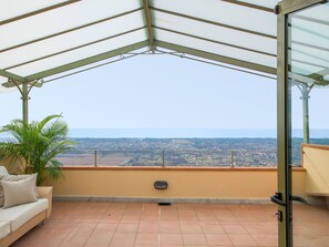 Property, Shade, Balcony, Room, Building, Furniture, Real Estate, Architecture, Ceiling, Window