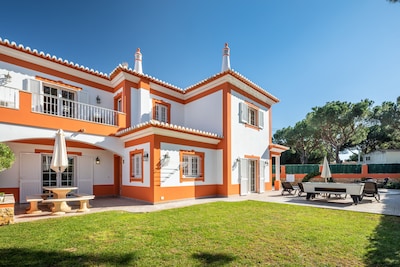 Villa privada de 4 dormitorios Ribeiro I con piscina privada y jardín