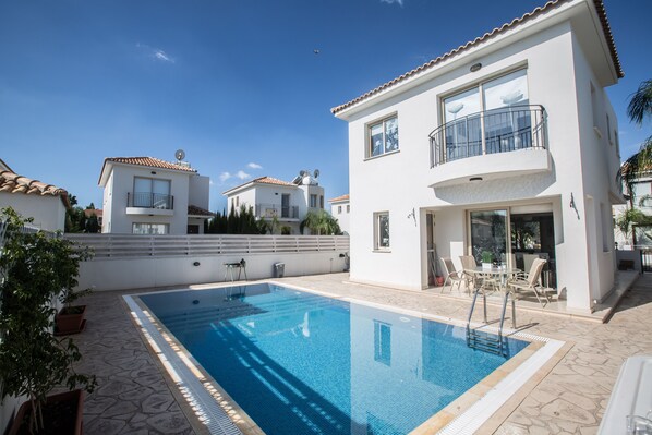 Villa Megan, Beautiful 3BDR Pernera Villa
