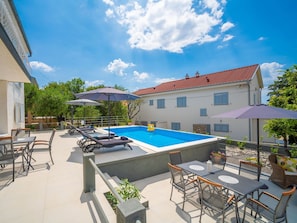 Nuage, Ciel, Meubles, Table, Propriété, Bâtiment, Plante, Chaise, Fenêtre, Piscine