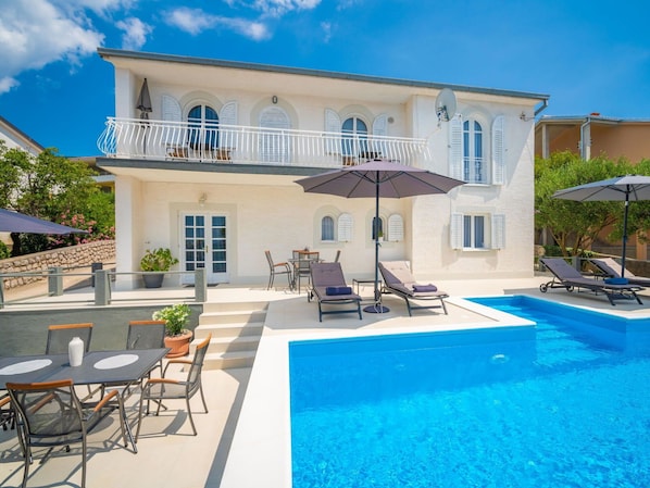 L'Eau, Plante, Nuage, Meubles, Ciel, Propriété, Piscine, Chaise, Bâtiment, Bleu Azur