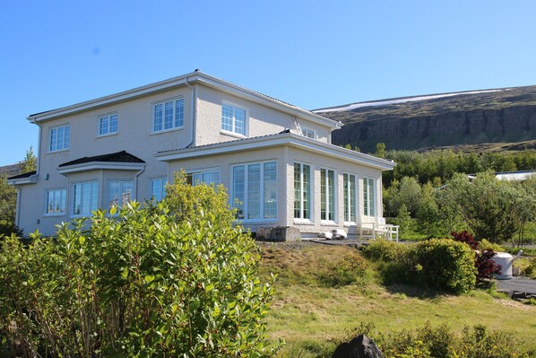 Airy garden with the summer months inflatable hot tub 