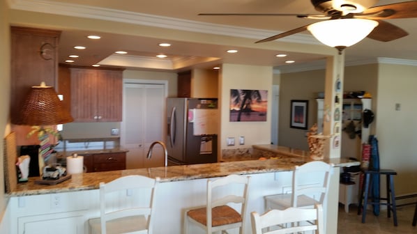 New stainless steel appliances, fully equipped kitchen with breakfast bar