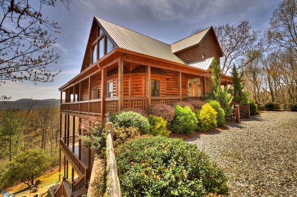 Blue Jay Cabin- Exterior side and front