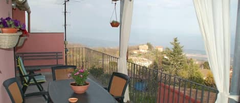 terrazzo con panorama su Taormina e costa ionica