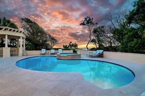 16 East Beach Lagoon - Private Pool Deck Area