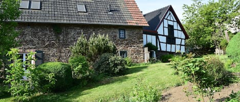 Blick vom Garten auf das wunderschöne Landhaus