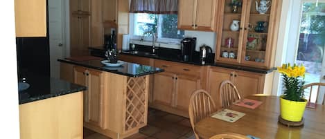 Kitchen - All appliances, granite countertops, 
