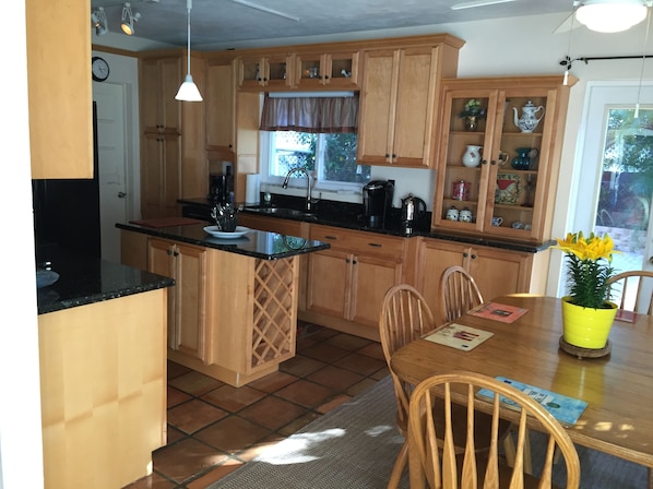 Kitchen - All appliances, granite countertops, 