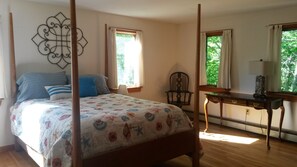 Upstairs Master Bedroom - Queen Bed