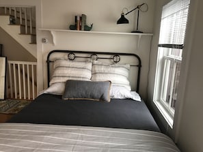 Second floor bedroom (Queen)