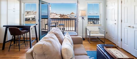 Ptown Dreams Penthouse french doors open to your balcony w/ bay view & parking