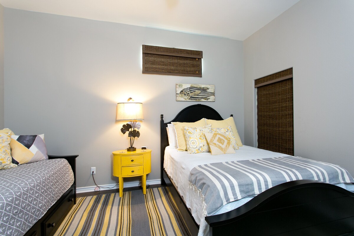 Read Our Reviews Gorgeous 2 BR Poolside T/h, 3 minute walk to beach!