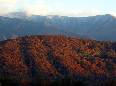 JACUZZI POOL TABLE ISOLATED-STUNNING VIEWS-BIG HOT TUB 4 MIN 2 GATLINBURG