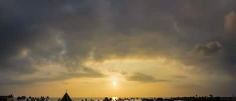 Just another sunset over Kona Bay, from the lanai...