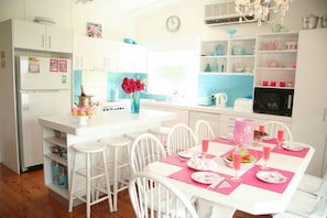 Open plan kitchen 🦀 dining area 🍹