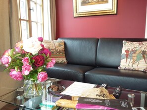 Welcome Pack: a bunch of fresh flowers with some local artisan goodies