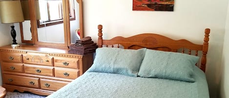 1st bedroom with queen size bed