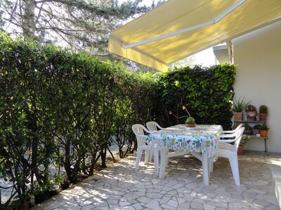 Apartment near the sea with small garden