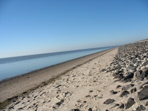 'Naturstrand' beim Pilsumer Leuchtturm