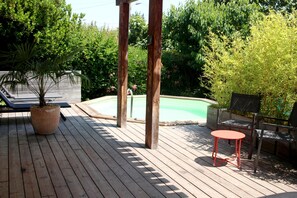 Terrasse en bois piscine privée attenante ;  possibilité de rajouter 2 transats