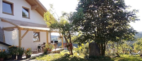 Blick auf die Terrasse mit herrlichen Panoramablick auf den Bayer-Wald u. Berge