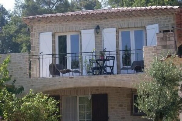 terrasse privative au calme face a la montagne sainte victoire et aux vignes.