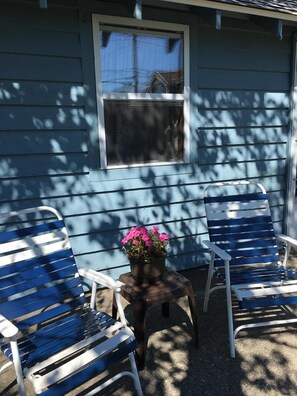 The back of the cottage looks out toward a dune.