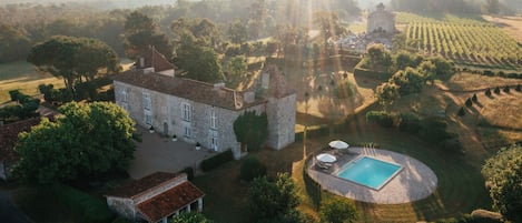 Location du château de Puymangou, entre les vignobles de Bordeaux et Cognac.