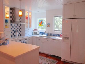 Relax and cook at home in this fully stocked kitchen.