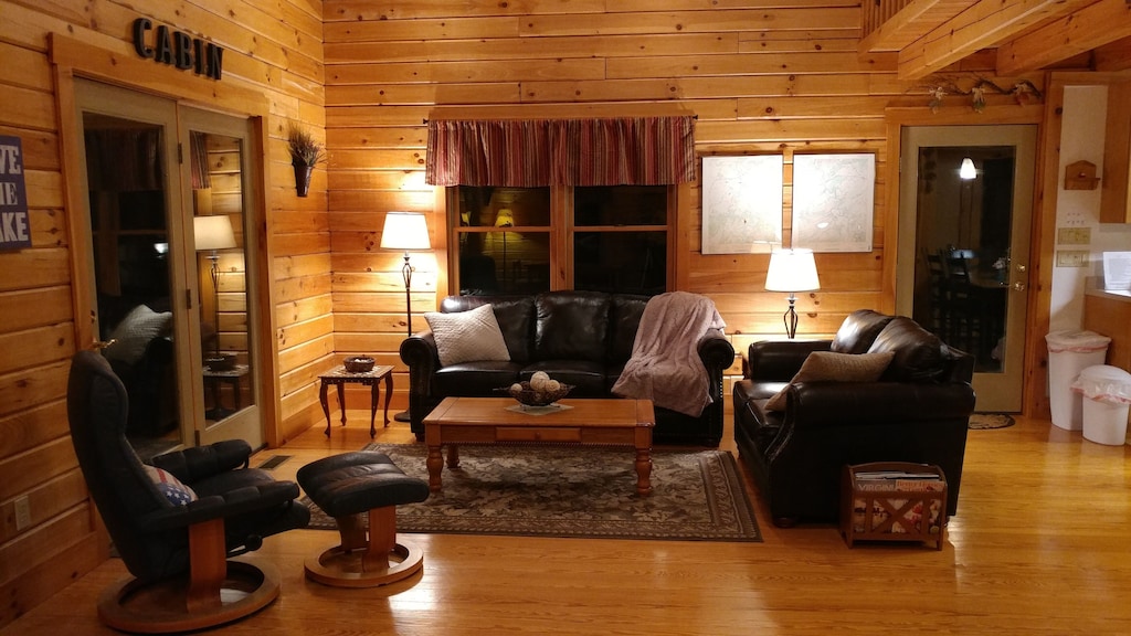 Cabin at the Cove--A Secluded Lakefront Log Cabin Near Virginia Tech and RU