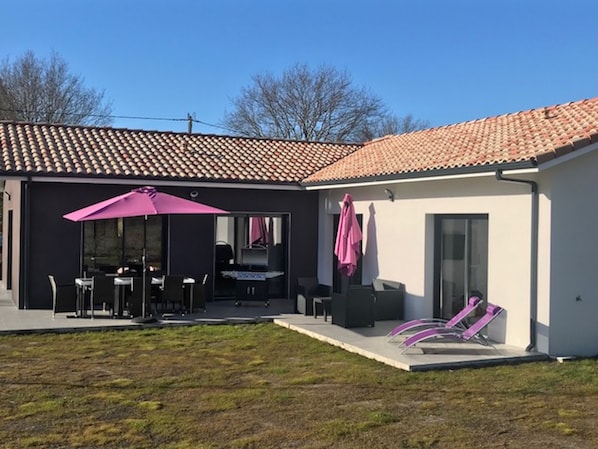 Mobiliers de jardin et barbecue