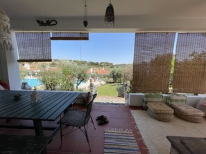 Terraço e vista para a piscina e para a beleza da paisagem alentejana

